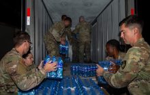 Las labores logísticas en la terminal aérea buscan agilizar la recepción y distribución de suministros hacia las comunidades más impactadas por las sacudidas telúricas. Foto. @USEmbPAN