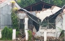 Los daños también alcanzaron instalaciones esenciales para la comunidad. Numerosas residencias resultaron severamente afectadas y otras colapsaron por completo. Foto. Melquíades Vásquez