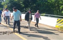 Durante la inspección preliminar, el ministro de Obras Públicas informó que aproximadamente cinco kilómetros de carretera hacia Mariato resultaron fuertemente afectados por el sismo, por lo que será necesario adelantar los procedimientos correspondientes para su rehabilitación, incluida la licitación de los trabajos. Foto. Melquíades Vásquez