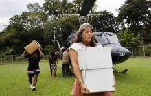  Una persona afectada por el pasado sismo de magnitud 7,7 recibe insumos y ayuda humanitaria por integrantes del Senan. Foto EFE