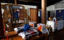 Jorge Martínez muestra los daños sufridos por su casa colonial de 180 años de antigüedad en Macaracas a causa  del terremoto. Foto: EFE
