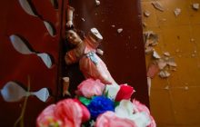 Una imagen religiosa este martes afectada por el terremoto. Foto: EFE