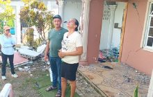 La señora Isabel García, en medio de sollozos, dijo que su abuela perdió su casa y que no quedó nada en pie, pero para sorpresa de la familia ella estaba fuera de la vivienda. Foto. Melquíades Vásquez