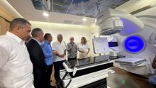 El presidente, la Primera Dama y parte del equipo de Gobierno observando uno de los equipos del centro. Foto: Cortesía Presidencia