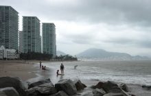 Turistas permanecen en una playa en Puerto Vallarta estado de Jalisco (México). Foto: EFE