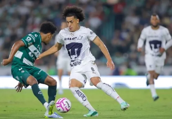 Adalberto 'Coco' Carrasquilla pidió cambio por lesión en el partido ante Santos Laguna. Foto: @pumasmx