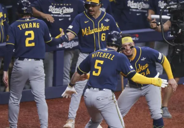 El jardinero central de los Milwaukee Brewers, Garrett Mitchell (Cent.), celebra con el receptor William Contreras en el Tropicana Field en St. Petersburg, Florida. Foto: EFE