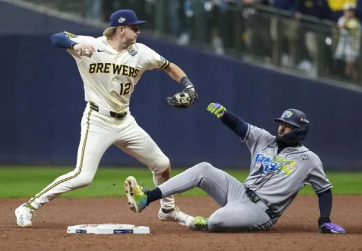 El campocorto de los Milwaukee Brewers, Cooper Pratt (izq.) y Junior Caminero. Foto: EFE