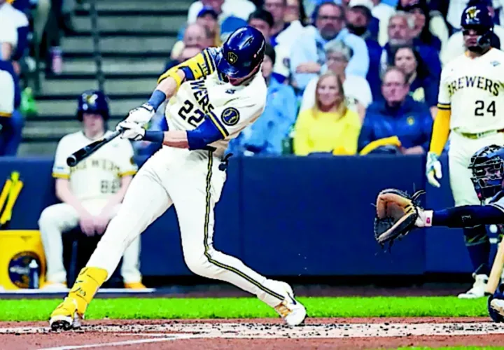 Christian Yelich, de los Cervceros, pega imparable ante los Rays. Foto: EFE