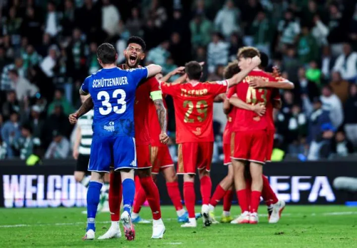 El panameño Andrés Andrade, capitán del LASK, festeja el triunfo de su equipo ante el Sporting de Portugal. Foto: EFE