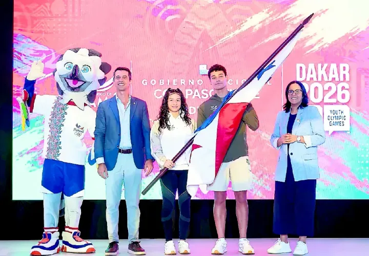 Raúl Antadillas recibe el pabellón nacional como abanderado de Panamá en Dakar 2026. Foto:COP