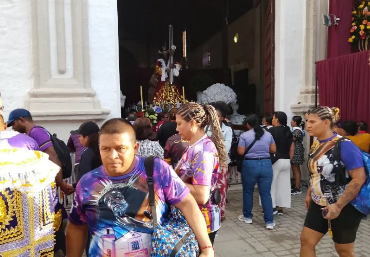 Feligreses llegan a la iglesia San Felipe. Foto: Diomedes Sánchez