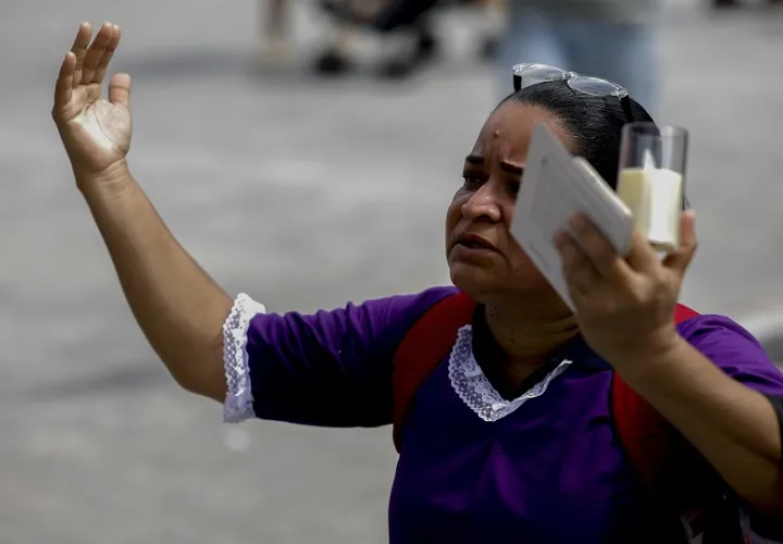 Miles de panameños acuden anualmente a encontrarse con el Cristo Negro de Portobelo. EFE