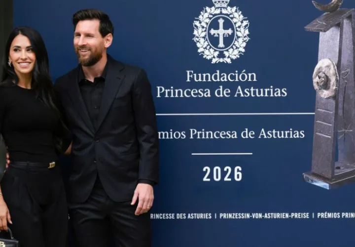 El delantero argentino Leo Messi junto a su esposa, Antonella Roccuzzo. Foto: EFE