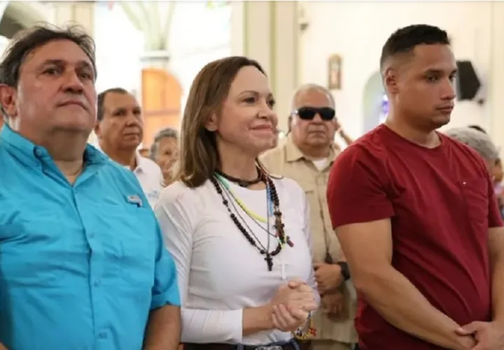 Fotografía cedida que muestra a la premio nobel de la paz 2025, María Corina Machado (c), orando durante una ceremonia este domingo, en el Santuario Divina Pastora en Barquisimeto (Venezuela). EFE/ Vente Venezuela