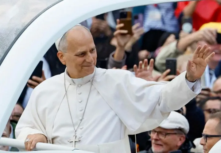 El papa León XIV saluda a los fieles desde el papamóvil. Foto. EFE