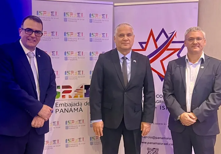 Yosef Penhos (izq.) junto al embajador Mattanya Cohen. 