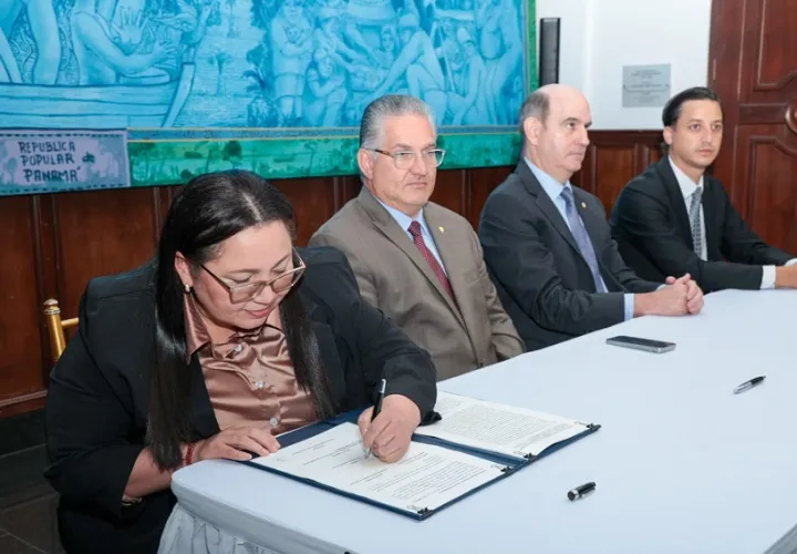 Firma del convenio por parte de la directora de Digeca. Foto: Cortesía