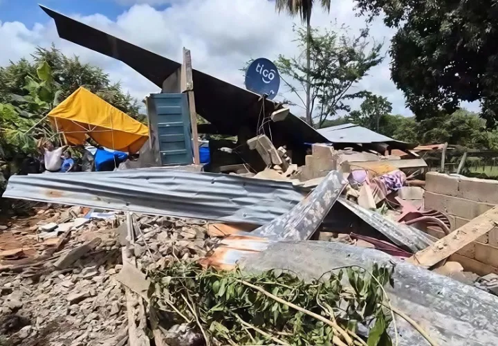 Las familias  enfrentan  filtraciones, acumulación de agua y lodo en los improvisados refugios