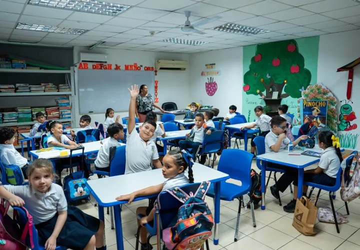 Los niños volvieron a sus aulas.
