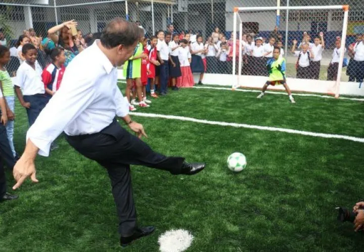 Juan C. Varela inaugura una cancha en el 2015, mientras que en un recuadro está  Rodolfo Estripeut (arriba) y Pedro  Vallarino (abajo). / Cortesía 