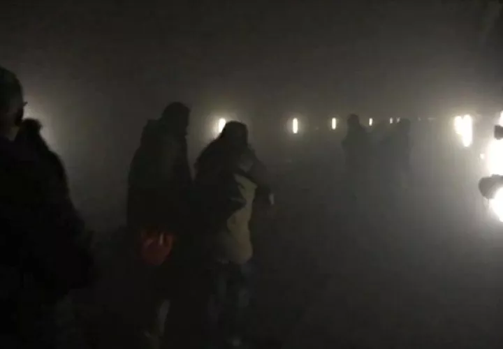 Un grupo de personas afectadas en el metro.  / efe