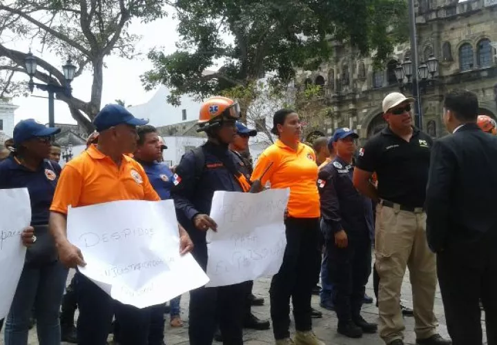 Unos 40 funcionarios marcharon ayer hasta la Presidencia.  /  Cortesía