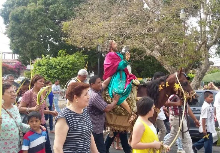 El Domingo de Ramos se realizó en Penonomé una de las tradiciones que aún siguen vigentes.  / Foto Elena Valdez