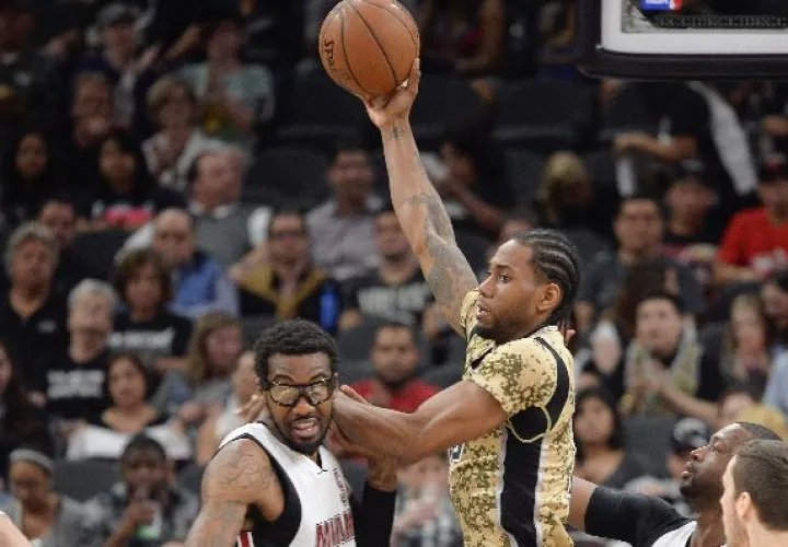 Kawhi Leonard (der.) fue pieza fundamental en el triunfo. 