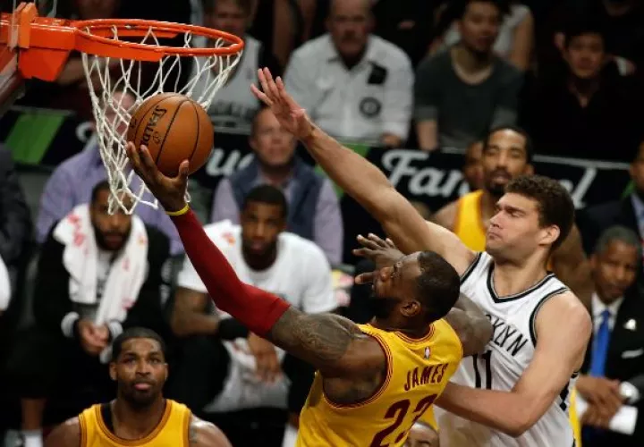 LeBron James intenta ejecutar una canasta ante los Nets. 