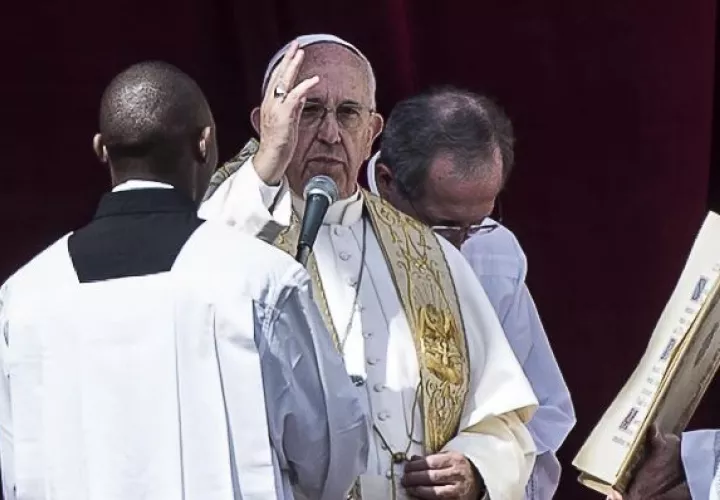 El papa entrega el mensaje Urbi et Orbi al concluir la misa de Pascua . 