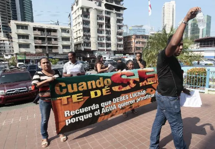 Un grupo de moradores de Cabra protestaron ayer.  / Foto Víctor Arosemena