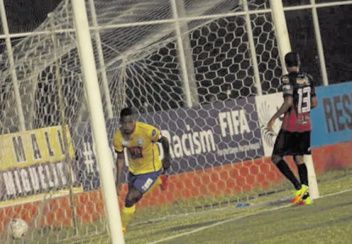 Sergio Moreno, de Universitario, festeja uno de sus goles. /Foto Anayansi Gamez