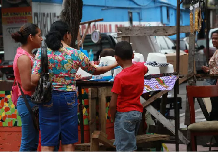 Son varios los puestos en esta estrecha vía. Foto/Víctor Arosemena