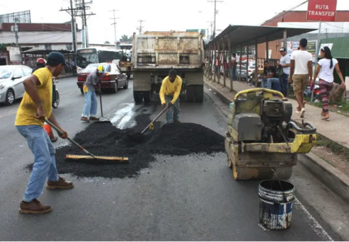 Se asignaron cuarenta toneladas de asfalto caliente. Foto/Cortesía del MOP