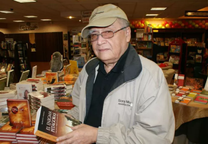 ESCRITOR JOSÉ FRANCO