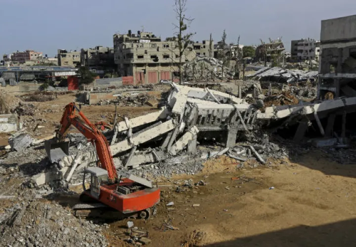Remueven escombros en un vecindario en Gaza. Foto/ AP