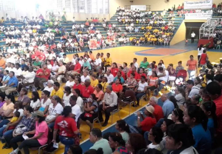 En el gimnasio del Instituto Técnico Don Bosco hay feligreses que escuchan la misa. Foto/Carlos Lemos