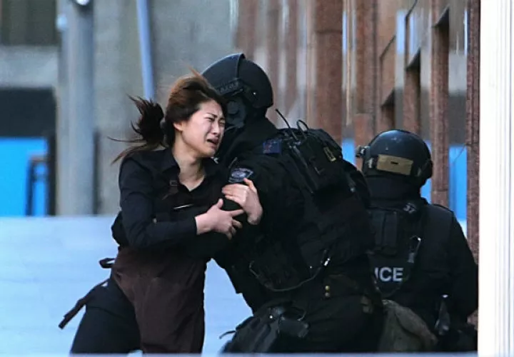 Una rehén huye de su captor. Foto/ AP