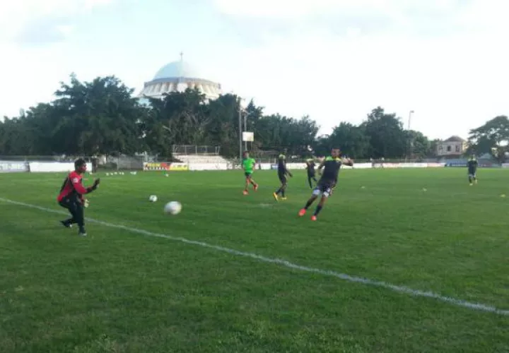La selección Sub-20 de Panamá, entrenó esta tarde en las instalaciones del Saint George College en Kingston, Jamaica.Foto/Fepafut