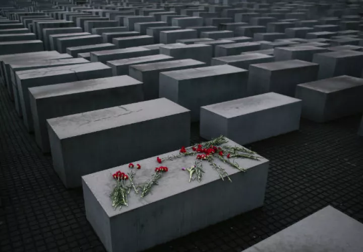 Colocaron flores en memoria de las víctimas. Foto/ AP