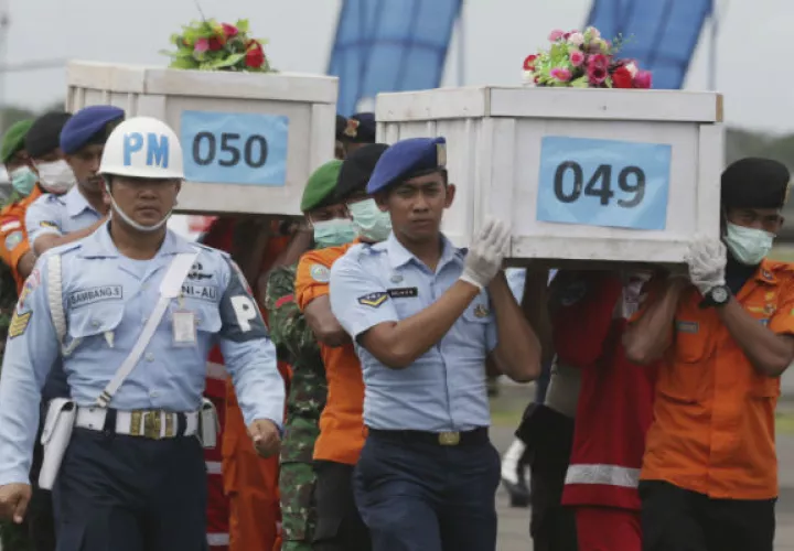 Trasladan los cuerpos de las víctimas. Foto/ AP