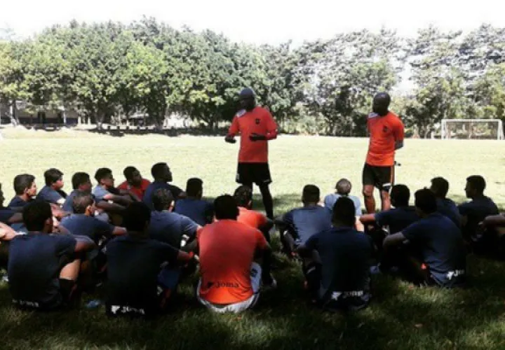  Julio Cesar Dely Valdés,dirigió esta tarde el primer entrenamiento al frente de su nuevo equipo el Club Deportivo Águila.Foto/@E_femeninoLBC