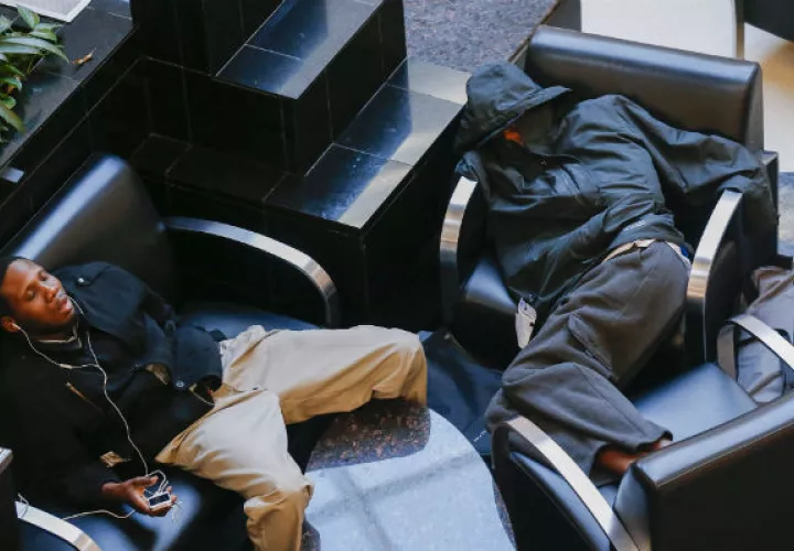 Pasajeros duermen en el aeropuerto Hartsfield-Jackson de Atlanta. Foto/ EFE