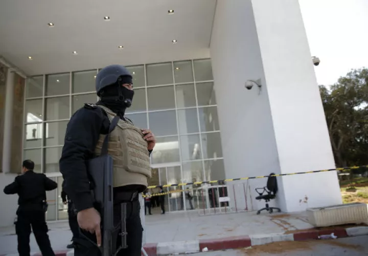 Policías mantienen la guardia en el Museo del Bardo. Foto/ AP