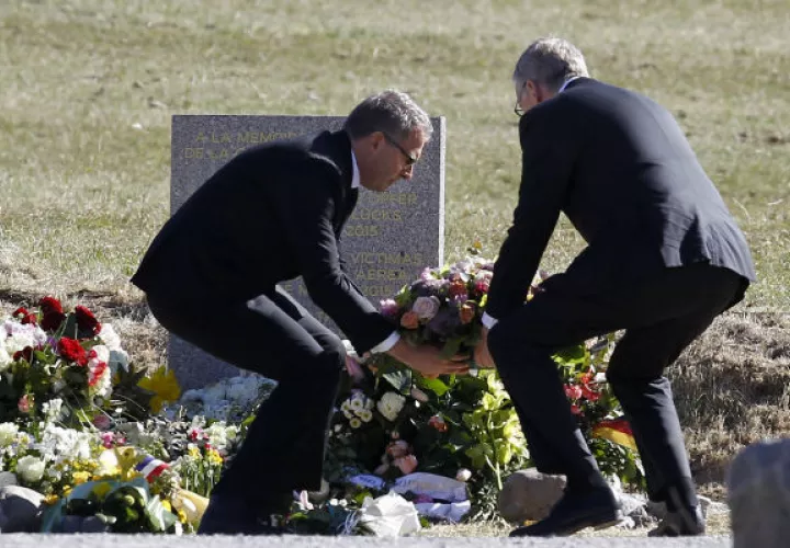 Ejecutivos colocan una ofrenda floral en el monumento. Foto/ EFE