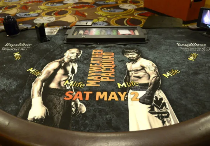  Vista de un anuncio del combate que enfrentarán los boxeadores. Foto/EFE