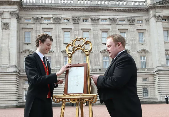  Anuncian el nacimiento del bebé real en el Palacio de Buckingham. Foto/AP