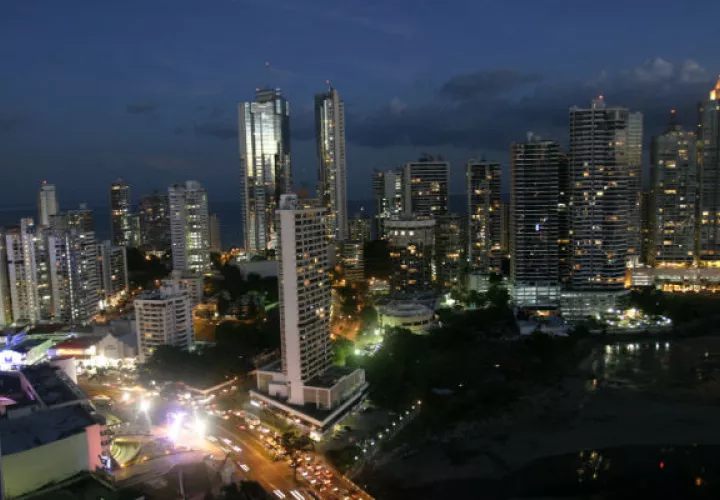 Vista nocturna de la ciudad de Panamá. Foto/Archivo