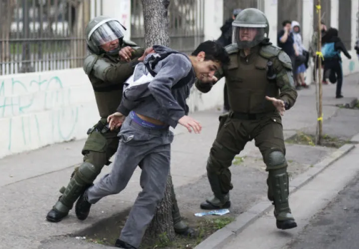 La policía antidisturbios detiene a estudiante.Foto/ EFE